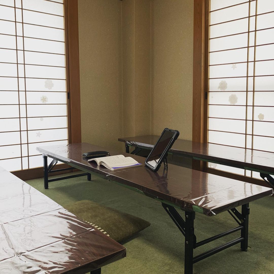 ハイゲート英語塾の教室は寺子屋のような空間です。塾の机が新しくなりました。以前よりさらに生徒と近く、勉強に集中しやすい空間になりました。